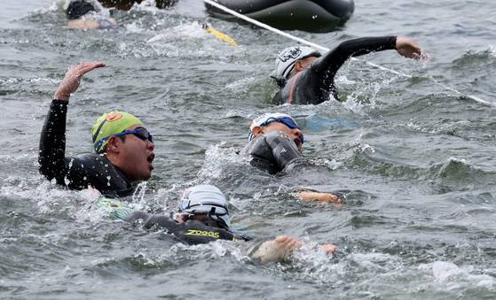 지난해 6월 1일 오전 서울 광진구 뚝섬한강공원에서 열린 제1회 쉬엄쉬엄한강축제에서 오세훈 서울시장과 참가자들이 한강 3종 경기에 임하고 있다. 뉴스1