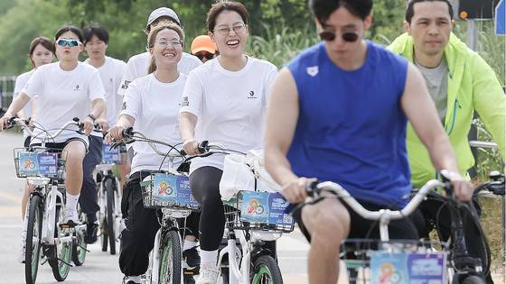 지난해 6월 열린 제1회 쉬엄쉬엄한강축제에서 참가자들이 한강 3종 경기에 임하고 있다. 뉴스1