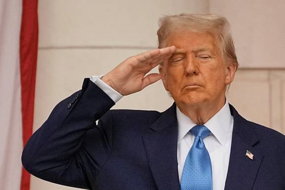 도널드 트럼프 미국 대통령이 26일(현지시간) 미국 버지니아주 알링턴의 알링턴 국립묘지에서 열린 메모리얼 데이 추도식에서 거수경례를 하고 있다. 로이터=연합뉴스