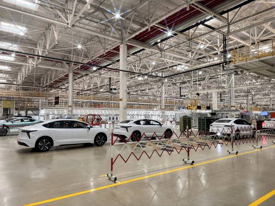 지난해 5월 중국 장시성 난창의 장링 신에너지차 생산라인에서 완성된 차량들이 최종 테스트를 기다리고 있다. 신경진 기자