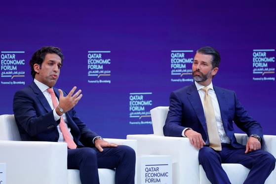 도널드 트럼프 대통령의 장남 트럼프 주니어(오른쪽)와 벤처캐피털 1789캐피털의 창립자 오미드 말릭(왼쪽)이 21일 카타르 도하에서 열린 카타르 이코노믹 경제 포럼에서 대화하고 있다. AFP=연합뉴스