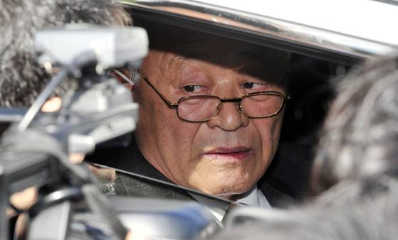 일당 5억원의 '황제노역'으로 논란이 된 허재호 전 대주그룹 회장이 2014년 4월 4일 오후 광주지검 앞에서 대국민 사과문을 발표한 후 대주 관련피해자들이 허 회장의 차를 막아서자 창문을 열고 입장을 밝히고 있다. 뉴스1