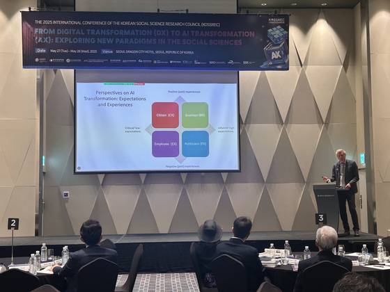 27일 서울 용산구 드래곤시티 호텔에서 열린 '2025 한국사회과학협의회 국제학술대회' 첫날 포럼에서 킴 노만 안데르센 교수(덴마크 코펜하겐경영대학)가 '정부혁신의 도구로서의 AI ? 가능성과 과제'라는 주제로 기조 발표를 하고 있다. 강혜란 기자