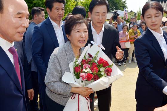 박근혜 전 대통령이 27일 오후 충북 옥천에서 어머니 육영수 여사 생가를 방문해 지지자들과 인사하고 있다. 김성태 객원기자