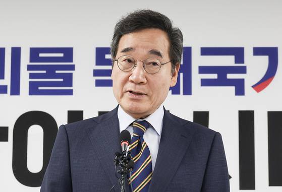 이낙연 새미래민주당 상임고문이 27일 서울 여의도 중앙당사에서 열린 긴급 기자회견에서 기자들 질문에 답하고 있다. 임현동 기자