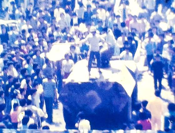 5·18 기록관은 27일 5·18 민주화운동 당시 시민이 촬영한 6분 분량의 미공개 영상을 기증받아 공개했다. 사진은 1980년 5월 21일 오전 10시부터 정오 사이 광주광역시 동구 금남로 일대에서 시민이 촬영한 영상을 갈무리한 사진. 사진 5·18 기록관