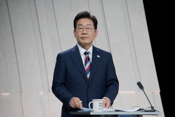 이재명 더불어민주당 대통령 후보가 27일 서울 상암 MBC스튜디오에서 열린 21대 대선후보 3차 토론회에서 토론 준비를 하고 있다. 뉴스1