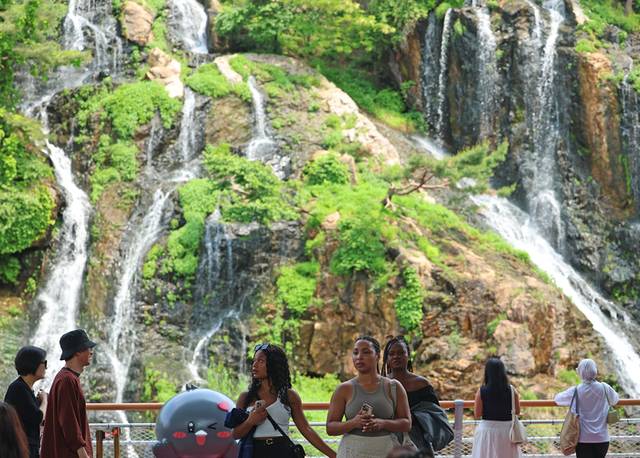 ▲ 서울 서대문구 홍제폭포를 찾은 시민과 관광객들이 그늘에서 폭포 풍경을 즐기고 있다. 연합뉴스