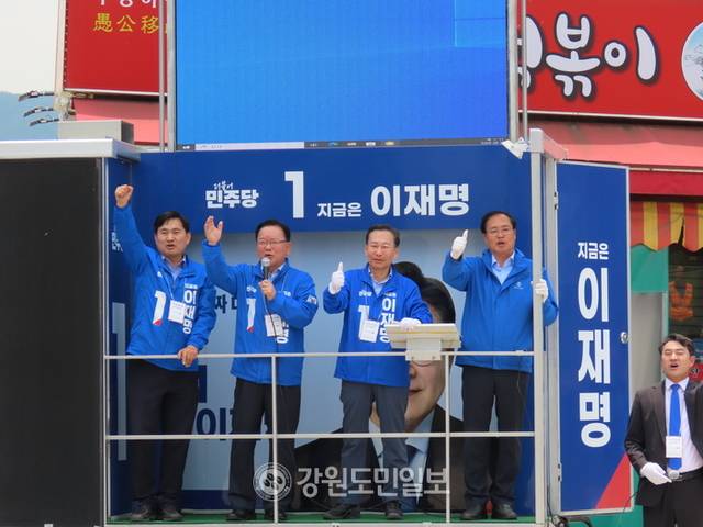 ▲ 6.3 조기 대선 투표일이 일주일 앞으로 다가운 가운데 김부겸 민주당 총괄선거대책위원장이 27일 김도균 도당 위원장, 이정훈 동해·태백·삼척·정선지역위원장, 한호연 전 지역위원장과 함께 폐광지 태백을 찾아 이재명 민주당 대선 후보의 지원 유세에 나섰다. 전인수.