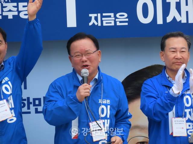 ▲ 6.3 조기 대선 투표일이 일주일 앞으로 다가운 가운데 김부겸 민주당 총괄선거대책위원장이 27일 김도균 도당 위원장, 이정훈 동해·태백·삼척·정선지역위원장, 한호연 전 지역위원장과 함께 폐광지 태백을 찾아 이재명 민주당 대선 후보의 지원 유세에 나섰다. 전인수.