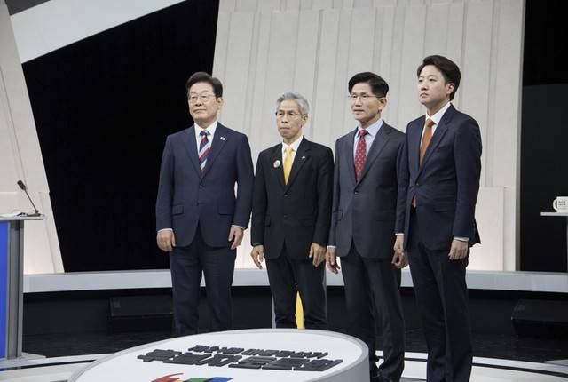 더불어민주당 이재명·민주노동당 권영국·국민의힘 김문수·개혁신당 이준석 대선 후보가 27일 서울 마포구 상암동 MBC 스튜디오에서 진행된 정치 분야 TV토론회에 앞서 포즈를 취하고 있다. 2025.5.27 [국회사진기자단]