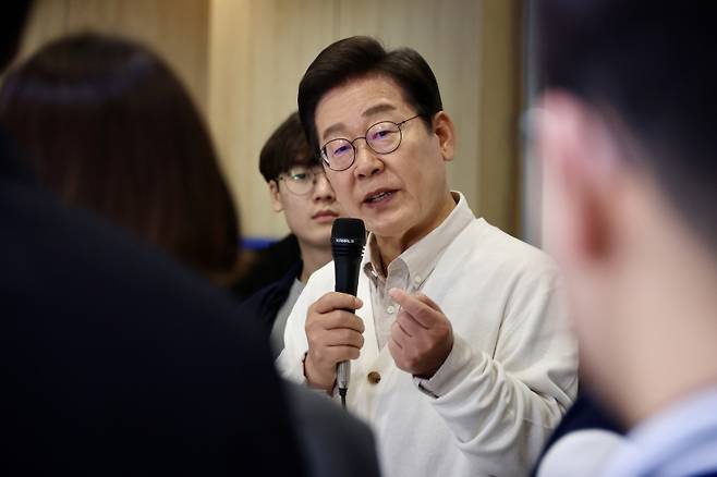 ▲지난 26일 더불어민주당 이재명 대선 후보가 경기 수원시 영통구 아주대학교 혁신공유라운지에서 청년 정책을 논의하기 위해 대학생들과 간담회를 하고 있다 [연합뉴스]