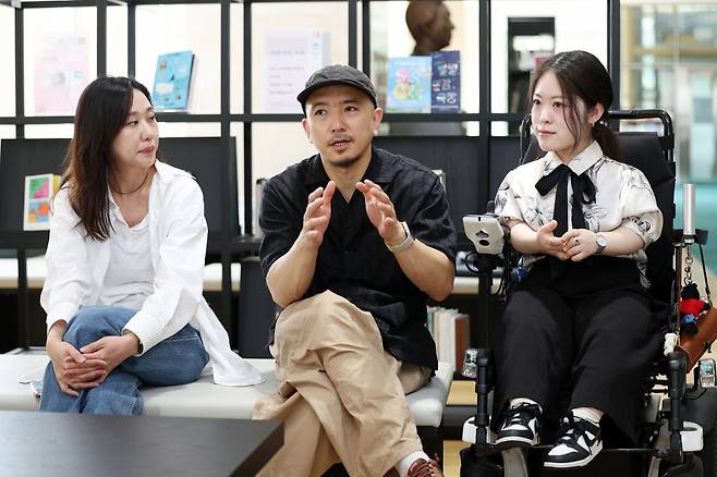 국립극장 무장애 연극 '헌치백'의 차윤슬 배우(오른쪽에서부터)와 신유청 연출, 황은후 배우./사진=강은구 기자