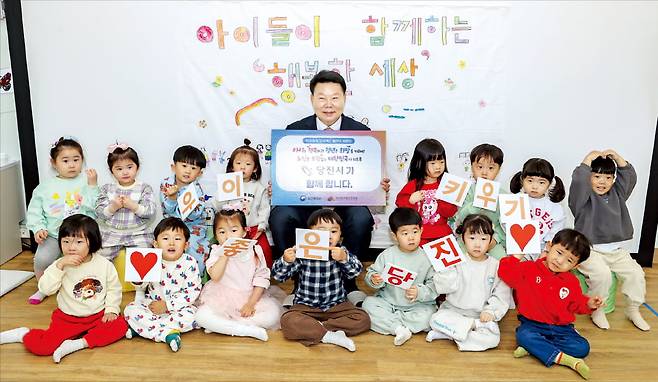 오성환 당진시장이 지역 어린이집 아이들과 함께 인구문제 인식개선 릴레이 캠페인을 하고 있다.  당진시 제공