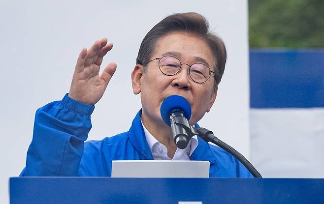 이재명 더불어민주당 대통령 후보가 지난 24일 오후 경기도 시흥시 배곧아브뉴프랑센트럴광장에서 시민들에게 지지를 호소하고 있다. 뉴스1