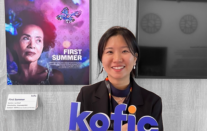 제 78회 칸영화제 시네파운데이션 부문에서 1등상을 수상한 허가영 감독이 수상작 <첫여름> 포스터를 배경으로 서 있다. 영화진흥위원회 제공