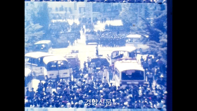 1980년 5월21일 오전 시민이 직접 광주 금남로를 찍은 영상이 처음으로 공개됐다. 집단발포 전 계엄군들이 전열을 갖추고 있다. 동영상 캡처. 5·18기록관 제공.