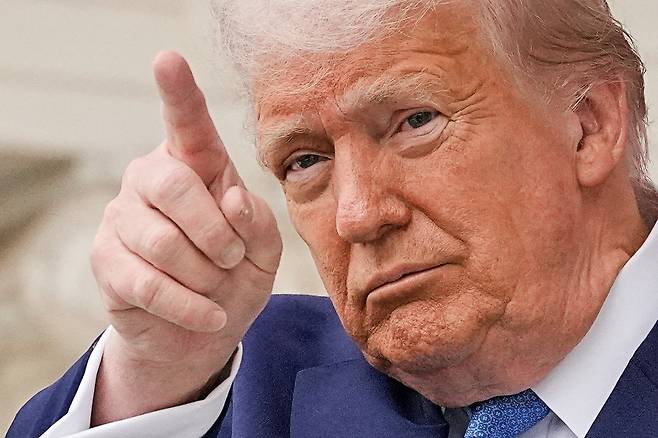 도널드 트럼프 미국 대통령이 26일(현지시간) 미국 버지니아주 알링턴 국립묘지에 있는 메모리얼 원형극장에서 열린 현충일 추념식에 참석하고 있다. 로이터연합뉴스