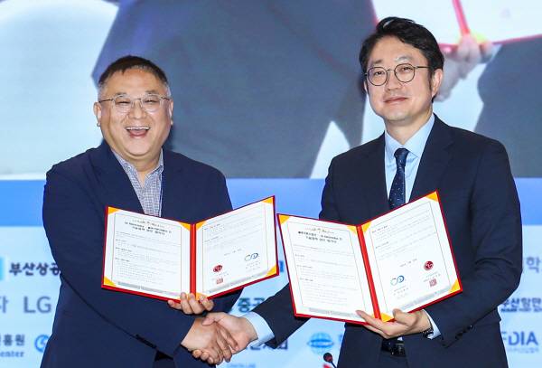 26일 부산 벡스코 컨벤션 홀에서 열린 ‘2025 해양주간(OCEAN WEEK)’ 해양경제포럼 첫 번째 세션(해양기능성 소재의 해양 경제적 가치)에 앞서 서울대학교 블루카본사업단 김종성단장(왼쪽)과 김영석 LG전자 HS 기능성소재 사업실장이 ‘블루카본(Blue Carbon)산업 활성화를 위한 기술 교류’ 업무 협약서를 교환하고 있다.