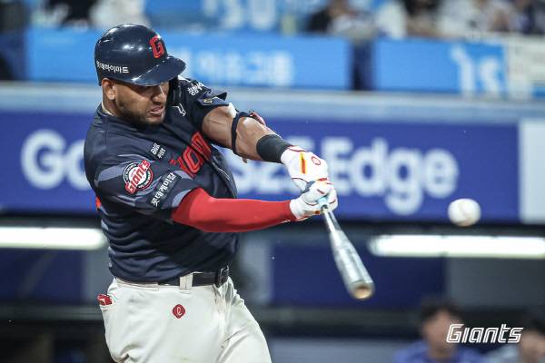 롯데 타선은 경기 초반 벌어진 점수 차이를 극복하지 못했다. 사진은 8회 롯데 빅터 레이예스가 적시타를 치는 모습. 롯데 자이언츠 제공