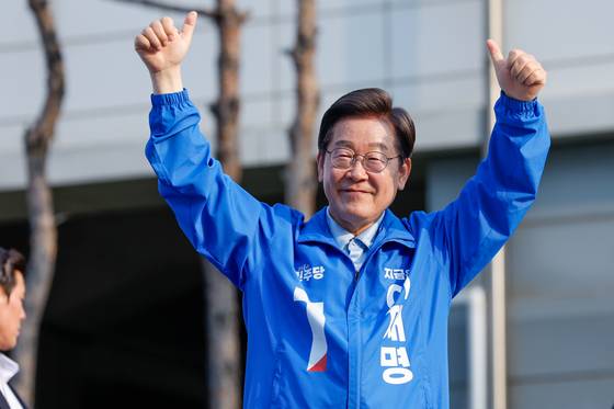 Lee Jae-myung, Democratic Party presidential candidate, greets supporters after finishing a campaign speech in Namyangju, Gyeonggi on May 26. [NEWS1]