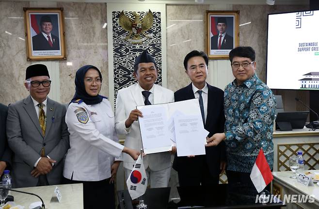 김태흠 충남지사는 26일 인도네시아 서자바주의회 청사에서 데디 물야디 주지사와 ‘교류 및 탄소중립 실현을 위한 공동선언’을 채택했다. 충남도
