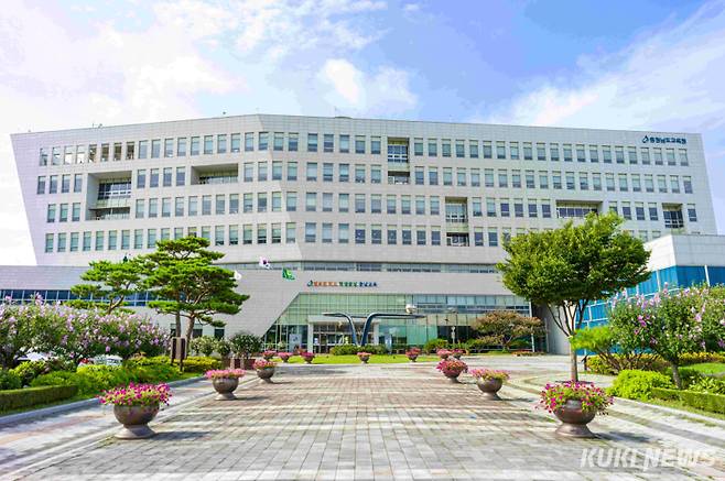 충남교육청은 6월 21일 시행되는 ‘2025년도 지방공무원 공개(경력)경쟁임용’필기시험 장소를 누리집에 공고했다. 사진은 충남교육청 전경.&nbsp;