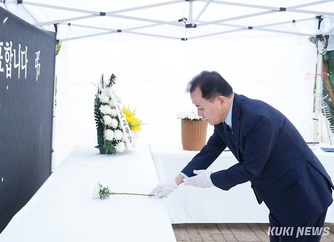 김지철 충남교육감이 27일 교육과정평가정보원 현관에 마련된 제주 중학교 교사 분향소에서 헌화하고 있다.