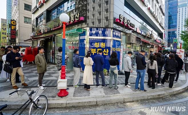 SK텔레콤이 사이버침해 피해를 막기 위해 무료 유심교체를 시작한 지난달 28일 서울 영등포구 한 T월드 매장에서 시민들이 줄을 서며 순서를 기다리고 있다. 유희태 기자&nbsp;