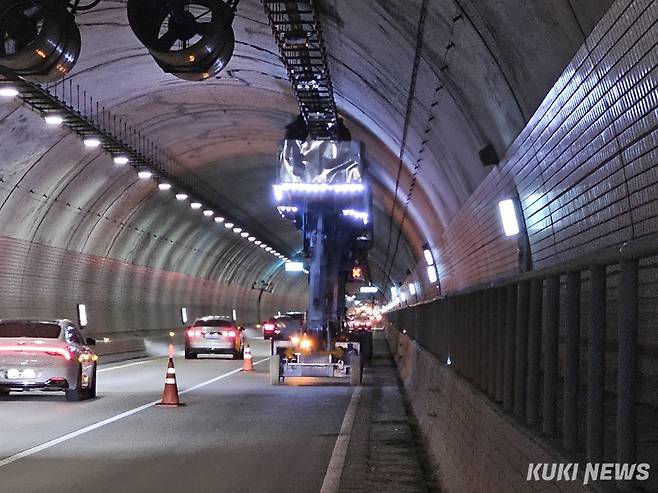 노후 조명 교체를 완료한 남양주시 덕릉터널 내부. 남양주시 제공&nbsp;