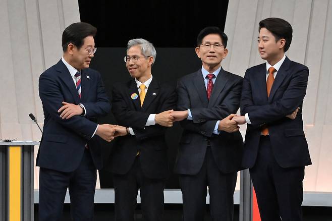 이재명 더불어민주당·권영국 민주노동당·김문수 국민의힘·이준석 개혁신당 대선 후보가 27일 서울 마포구 상암동 MBC 스튜디오에서 진행된 정치 분야 TV토론회에 앞서 포즈를 취하고 있다. 국회사진기자단