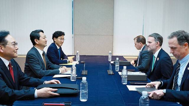 안덕근 산업통상자원부 장관이 지난 16일 제주 서귀포시 제주국제컨벤션센터(ICC)에서 제이미슨 그리어 미국 무역대표부 대표와 면담하고 있다. 산업통상자원부 제공