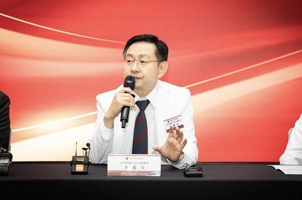 윤을식 고려대 의료원장이 26일 기자 질문에 답하고 있다. 고대의료원 제공