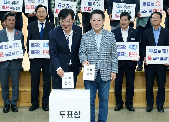 김영록 전라남도지사가 27일 장흥군청에서 열린 ‘전남시장·군수협의회 임시총회’에 참석, 시장·군수들과 투표참여 독려 퍼포먼스를 하고 있다. 전남도 제공