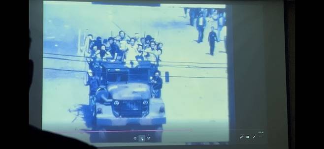 27일 처음으로 공개된  5·18 영상 속 광주 시민들이 각목 등으로 무장한 채 차량을 타고 시위대에 합류하고 있다. 이은창 기자
