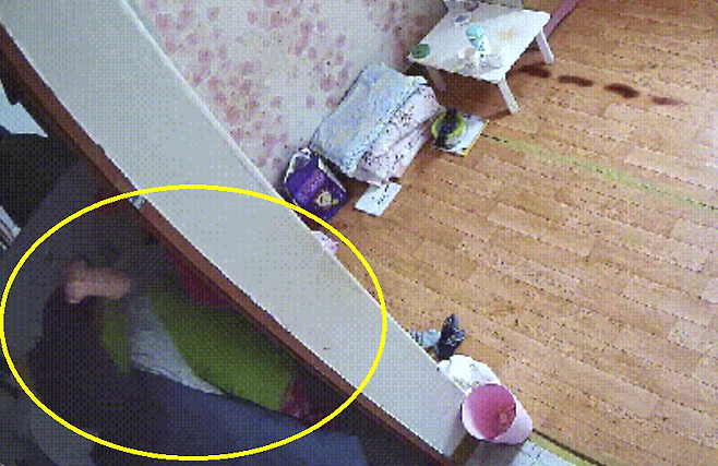 요양원 CCTV에 담긴 폭행 장면. 연합뉴스