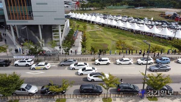 코로나19 팬데믹 당시 검사를 위해 대기하던 인파. 기사와 직접적인 관련 없음. 경기일보DB