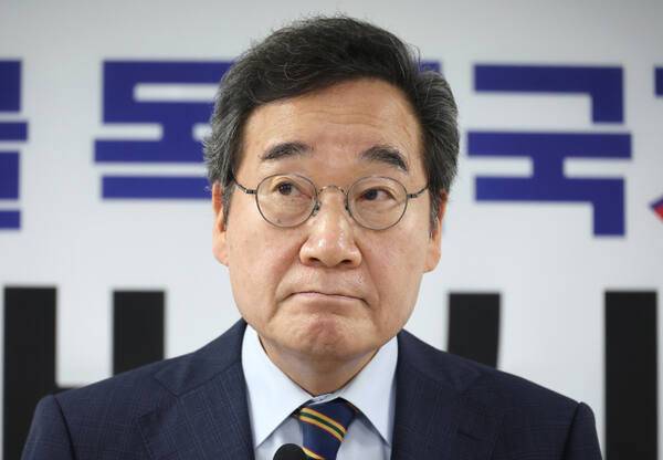 새미래민주당 이낙연 상임고문이 27일 서울 여의도 중앙당사에서 긴급 기자회견 후 취재진의 질문을 받는 모습. 연합뉴스