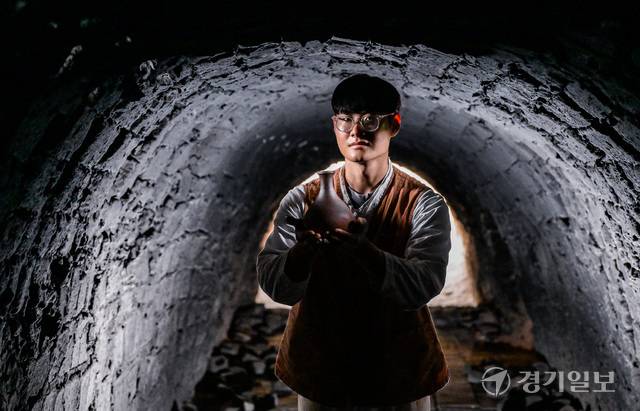 경기도 무형유산 ‘옹기장’ 전수장학생 김희건씨(23)가 불꺼진 가마에서 포즈를 취하고 있다. 윤원규기자