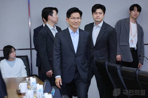 ▲ 지난 26일 경기도 평택 삼성전자 평택 캠퍼스를 방문한 김문수 후보와 김용태 비대위원장. 사진=국민의힘