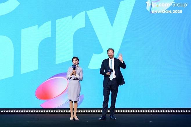 지난 26일 중국 상하이에서 열린 트립닷컴 연례 세미나 ‘인비젼 2025’에 참석한 제인 순 트립닷컴 그룹 CEO(왼쪽)와 영국 해리 왕자(오른쪽) / 사진=트립닷컴