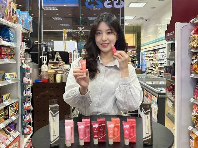 GS리테일이 운영하는 편의점 GS25는 오는 29일 색조 전문 브랜드 ‘손앤박’과 협업해 색조 화장품 브랜드 ‘손앤박 하티’(HATTY)를 선보인다. [사진 = GS리테일 제공]