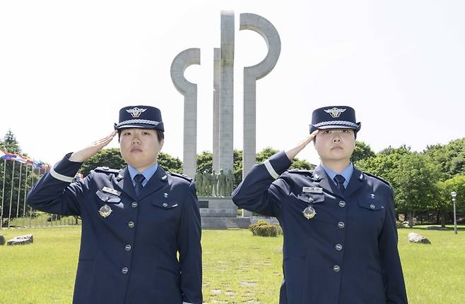 이해인 소위(왼쪽)와 이해민 소위. [사진 = 공군]