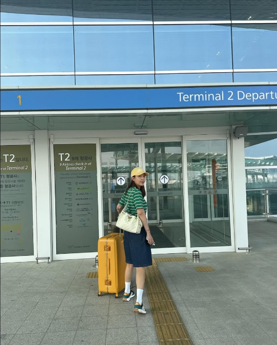 휴양지로 떠나는 듯한 복장과 표정은 “혼자 가는 여행도 이렇게 신날 수 있냐”는 반응을 자아냈다.사진=신지 SNS