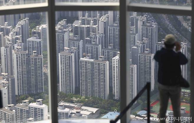 [서울=뉴시스] 김근수 기자 = 7일 서울 송파구 롯데월드타워 스카이전망대에서 강남 주변 아파트 단지가 보이고 있다.  토지거래허가구역 재지정 이후 재건축 아파트를 중심으로 신고가 행렬이 이어지는 가운데 송파구의 잠실 장미아파트와 주공5단지에서 신고가가 집중됐고, 잠실주공5단지 82.6㎡가 처음으로 40억원을 돌파했다. 강남구 압구정에서도 거래 22건 중 14건(64%)이 신고가였으며, 개포동의 거래 4건 모두 신고가를 기록했다. 대치동 역시 한보미도맨션2차 190㎡가 60억원, 개포우성1차 127㎡가 50억5천만원, 은마아파트 76㎡는 31억4천만원에 거래되며 신고가를 이어갔다.. 2025.05.07. ks@newsis.com /사진=김근수