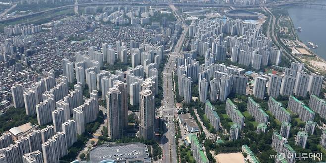 (서울=뉴스1) 장수영 기자 = 18일 서울 송파구 서울스카이에서 바라본 아파트 단지 모습. 서울부동산정보광장에 따르면 지난 17일까지 신고된 서울 아파트 3월 거래량은 1만 6건으로 4년 8개월 만에 최대치를 기록했다. 거래량이 급증 한 이유로는 토지거래허가구역이 일시 해제된 영향인 것으로 분석된다. 2025.5.18/뉴스1 Copyright (C) 뉴스1. All rights reserved. 무단 전재 및 재배포, AI학습 이용 금지. /사진=(서울=뉴스1) 장수영 기자