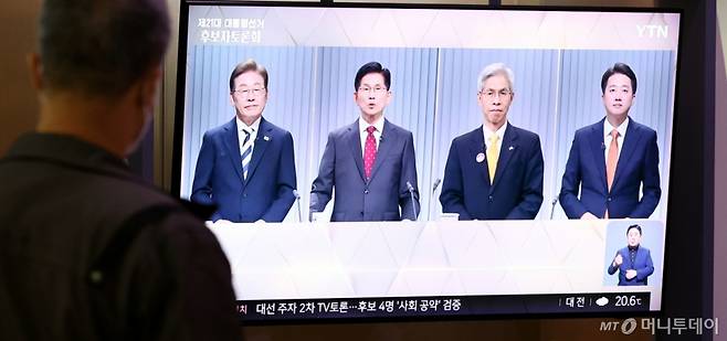 [서울=뉴시스] 박주성 기자 = 중앙선거방송토론위원회 주관 제21대 대통령선거 2차 후보자 토론회가 열린 23일 서울역 대합실에서 시민이 토론회를 시청하고 있다. 2025.05.23. park7691@newsis.com /사진=