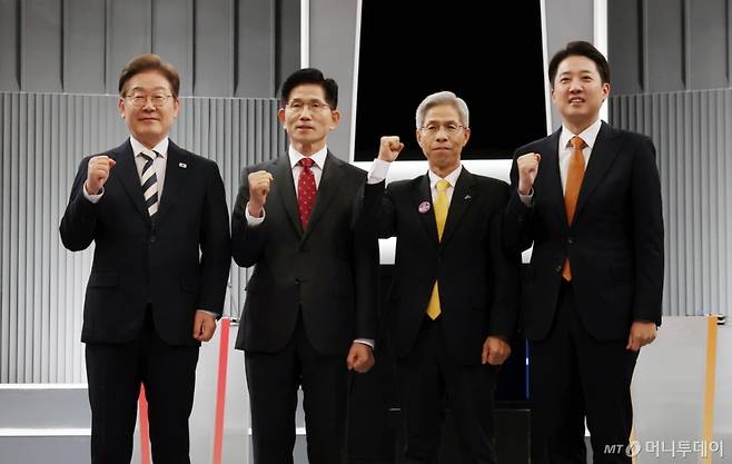 [서울=뉴시스] 국회사진기자단 = 23일 서울 영등포구 KBS본관 스튜디오에서 열린 중앙선거방송토론위원회 주관 제21대 대통령선거 2차 후보자 토론회 시작에 앞서 각 정당 대선후보들이 기념촬영을 하고 있다. 왼쪽부터 이재명 더불어민주당, 김문수 국민의힘, 권영국 민주노동당, 이준석 개혁신당 대선후보. 2025.05.23. photo@newsis.com /사진=