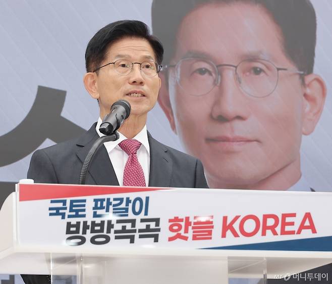 (서울=뉴스1) 김민지 기자 = 김문수 국민의힘 대통령 후보가 27일 서울 여의도 국민의힘 중앙당사에서 국토 발전 관련 공약발표 기자회견을 하고 있다. (공동취재) 2025.5.27/뉴스1  Copyright (C) 뉴스1. All rights reserved. 무단 전재 및 재배포,  AI학습 이용 금지. /사진=(서울=뉴스1) 김민지 기자