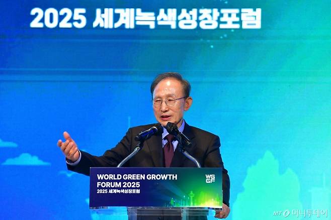 이명박 전 대통령이 14일 경북 포항시 라한 호텔에서 열린 세계녹색성장포럼(WGGF2025) 개막식에서 축사하고 있다.  포럼은 미래를 위한 녹색전환 '도전 속에서 길을 찾다'를 주제로 15일까지 이틀간 열린다. 2025.5.14/뉴스1  Copyright (C) 뉴스1. All rights reserved. 무단 전재 및 재배포,  AI학습 이용 금지.